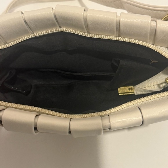 Classy White Faux Leather Purse W/ Criss Cross Design. Two Handles. Gold Chain - Picture 6 of 8